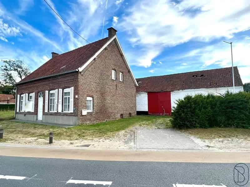 Te renoveren hoeve met bijgebouwen