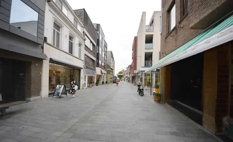 COMMERCIEEL GELIJKVLOERS 320 M2