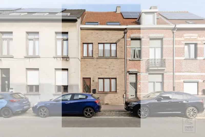 Te renoveren woning van 162 m² met 4 slaapkamers te Ekeren!