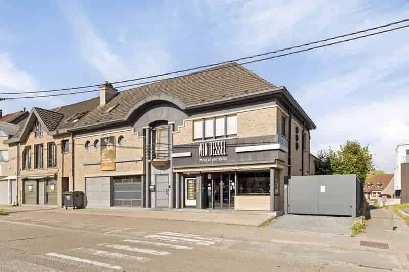 Zéér ruim handelshuis met woonst nabij station Dilbeek