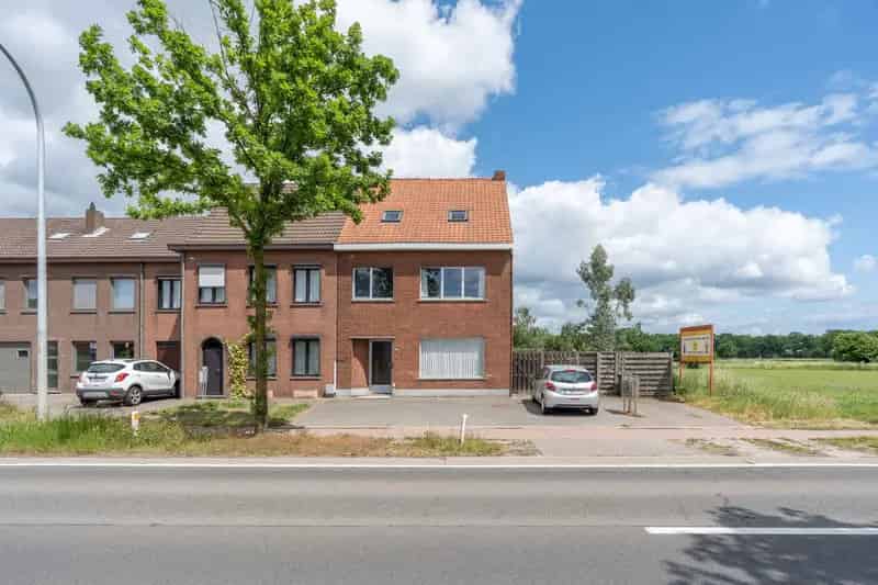 Woning bestaande uit twee appartementen op 985m² perceel.