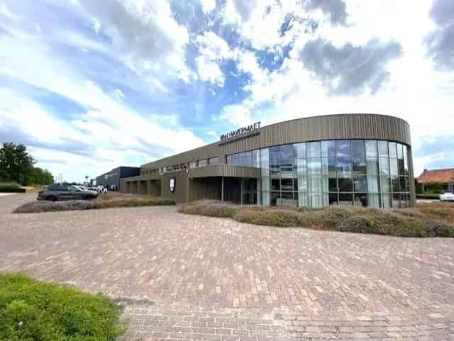 Stijlvolle kantoorruimte met 16 autostaanplaatsen ideale ligging langs E313.