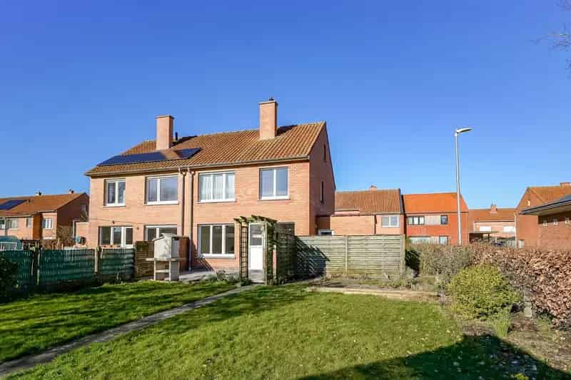 Halfopen woning te koop in de Mandelwijk te Oudenburg.