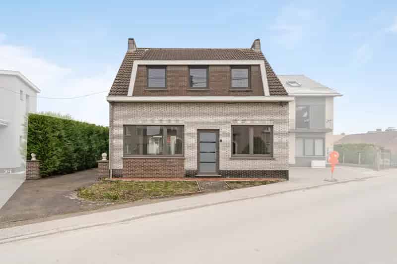 Ben je op zoek naar een deels te renoveren woning nabij het Dorp van Schellebelle? Zoek niet verder! Deze woning met 3 ruime slaapkamers, garage en voldoende parkeerplaatsen heeft alles wat je zoekt! 

Indeling gelijkvloers:
- Inkomhal
- Woonkamer
- Eetru