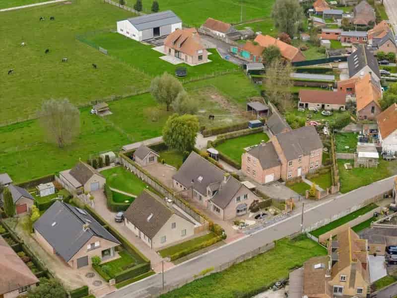 ALLEENSTAANDE VILLA MET 5/6 SLAAPKAMERS, DUBBELE GARAGE EN TUIN