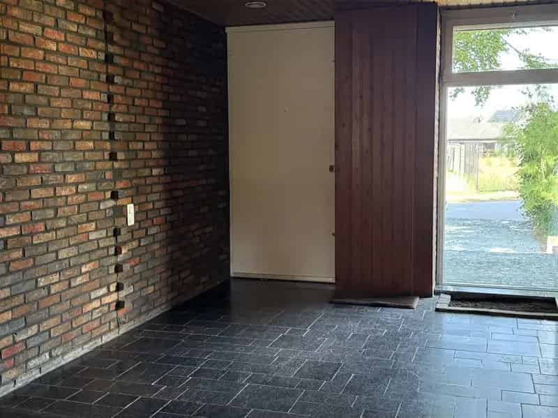 Huis met 3 slaapkamers, grote tuin, garage en extra woongedeelte
