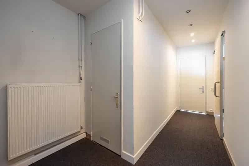 Om te vormen kantoorgebouw met 2 garages en gunstig EPC