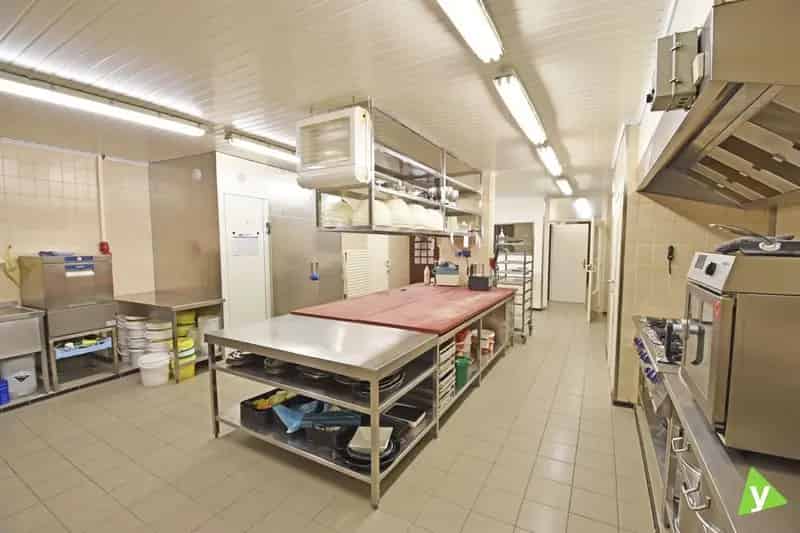Mooie instapklare handelrsuomte met woonst in de Boelare te Eeklo!