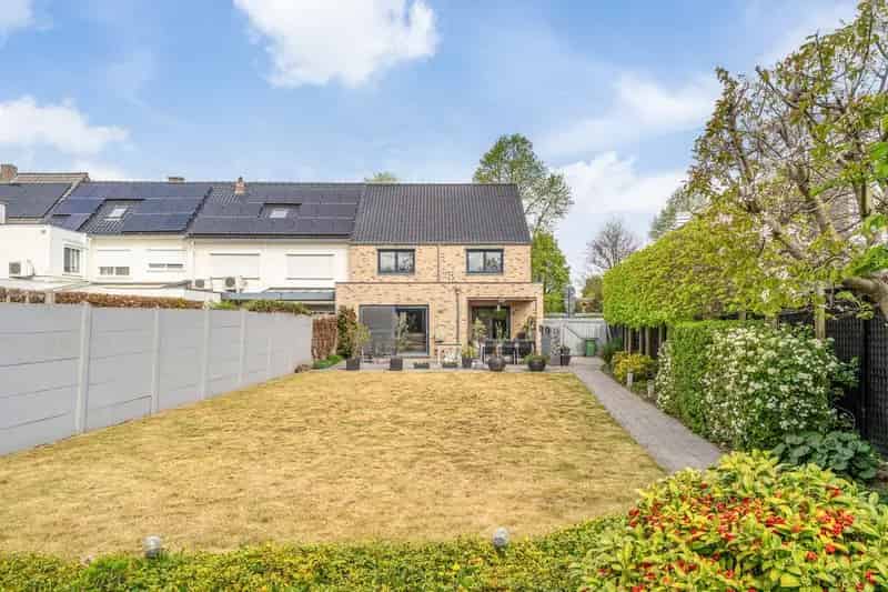 Ruime en comfortabele gezinswoning met 3 slaapkamers op perceel van meer dan 5a in het centrum van Bree