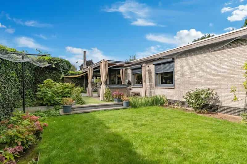 Instapklare bungalowvilla met zwembad en tijdloze architectuur.