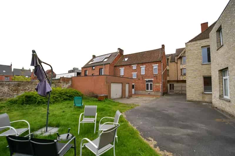 Grote woning met 4 slaapkamers en grote garage in centrum Oedelem.