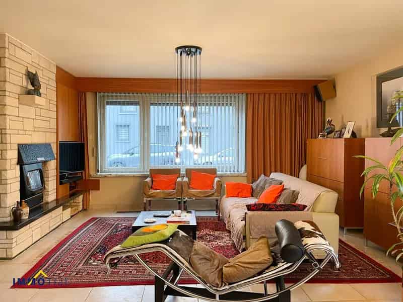 Goed onderhouden woning met opslagplaats te Denderbelle.