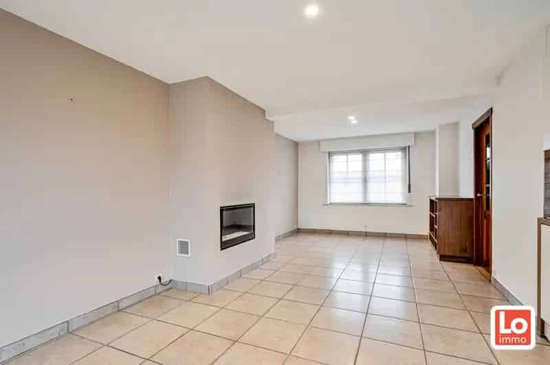 IN OPTIE!  Instapklare halfopen woning met twee autostaanplaatsen op een rustige locatie in Oostakker!