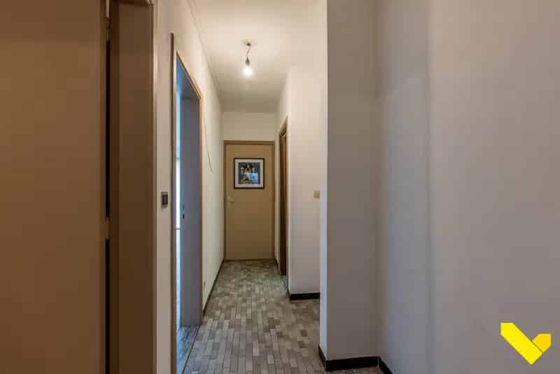 Op Te Frissen Gelijkvloers Appartement Met Garage!