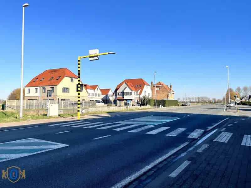 Parkeerterrein met 14 staanplaatsen