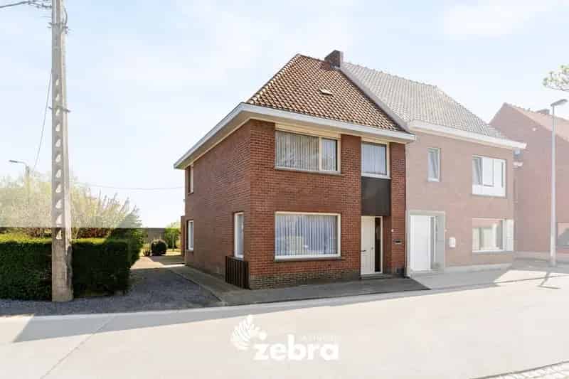 Ruime halfopen woning met drie slaapkamers en veel mogelijkheden te Ingelmunster!