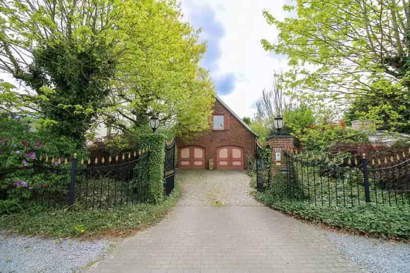 Luxe, ruimte en ontspanning onder één dak – exclusieve villa met zwembad en tennisveld te koop in Beveren!