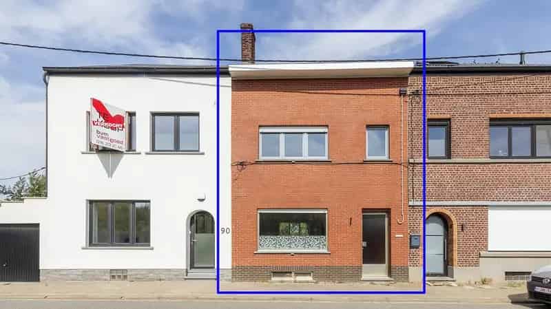Gezellige rijwoning met grote tuin en boomgaard op stadsrand