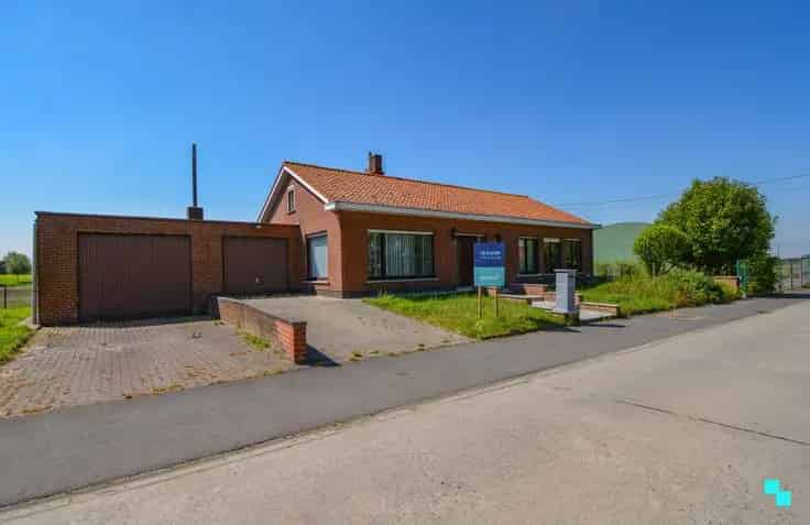 Huis Te Koop Hooglede: Te renoveren woning met magazijn