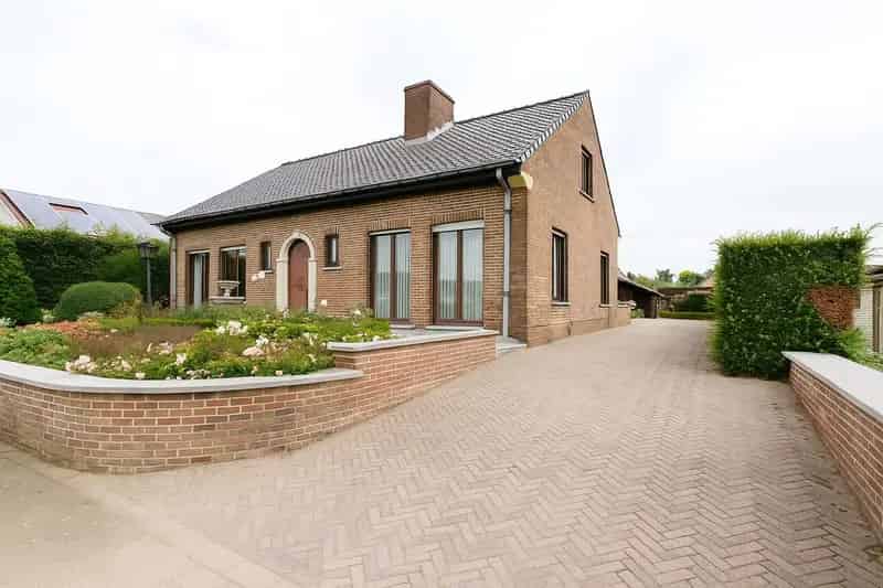 PERFECT GELEGEN ALLEENSTAANDE VILLA MET TUIN EN GARAGE OP 1.032 m²