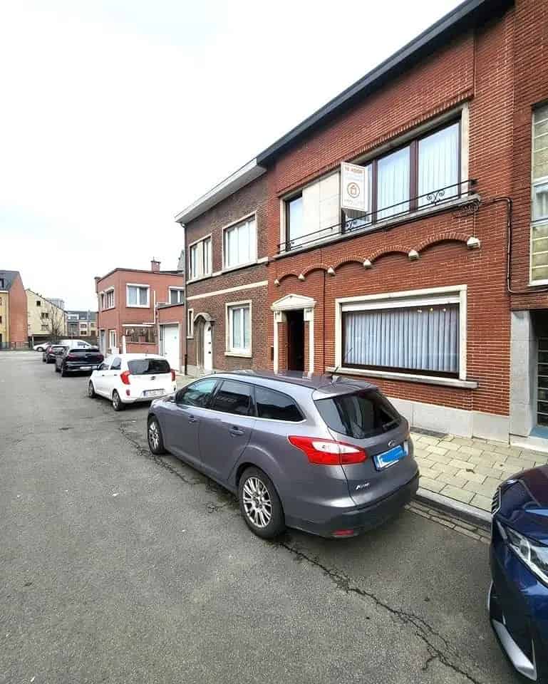 In een brede zijstraat van de Hendrik I -Lei...