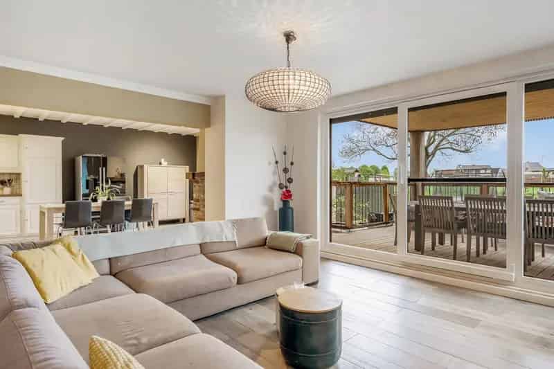 Hedendaagse gezinswoning met garage te Val-Meer