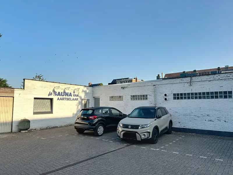 Commercieel pand in casco toestand met garage en parkings