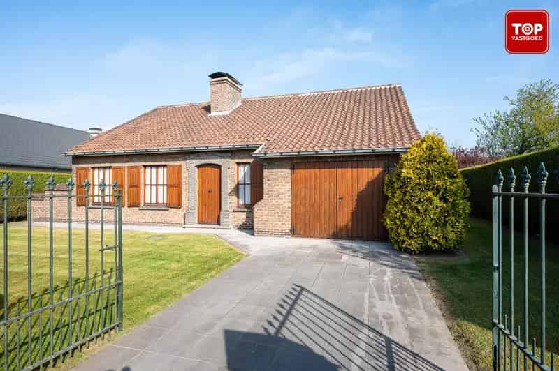 Open bebouwing met karakter en potentieel – 3 slaapkamers en ruime tuin.