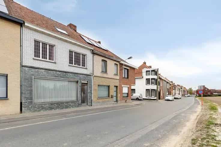 Huis Te Koop Lauwe: Ruime woning met dubbele garage