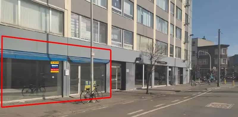 COMMERCIEEL GELIJKVLOERS NAAST