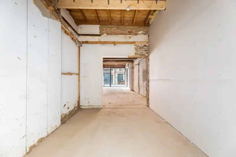 Handelsruimte met veel visibiliteit op toplocatie