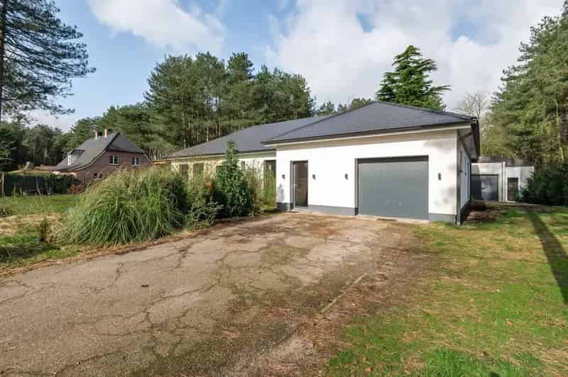 Deels gerenoveerde woning met +/- 2.700 m² grond