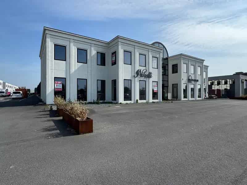 Instapklaar handelspand 428m² met 14 staanplaatsen