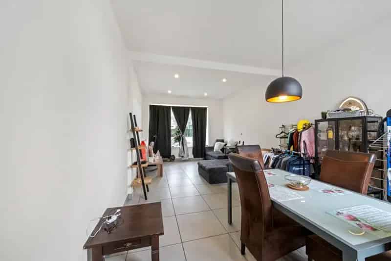 Zedelgem. Centraal gelegen vernieuwde HALF OPEN BEBOUWING met 4 slaapkamers, dressing, garage en bergingen. Ideale ruime gezinswoning met vloerverwarming!
