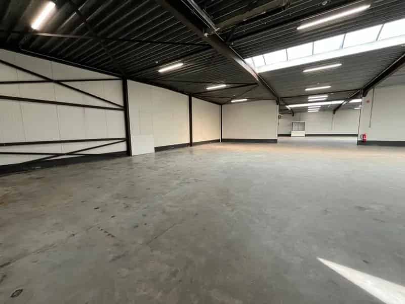 TE HUUR 485 m² KMO-unit nabij de E313