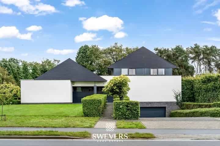 Architecturale villa met praktijkruimtes op 25a 88ca