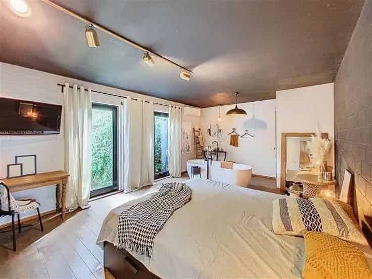 Landhuis Te Koop Roly Philippeville: Idyllische Gite met Zwembad en Uitbreidingsmogelijkheden