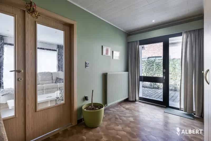 Te koop in Liedekerke. Deze gelijkvloerse woning is ideaal gelegen op enkele honderden meters van het station en vlakbij de oprit van de E40 — een droom voor wie een vlotte bereikbaarheid wil combineren met een rustige woonomgeving. De bungalow bevindt zi