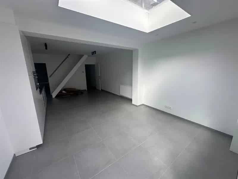 Gerenoveerde woning met 2 slaapkamers, bureel/hobbykamer en ruim terras