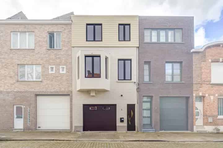 Gerenoveerde instapklare beletage met ruime garage - Wilrijk