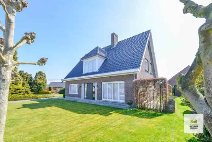 Te renoveren villa met 4 slaapkamers en loods te Wingene