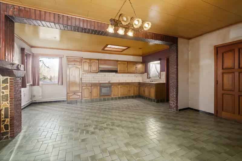 Ben je op zoek naar een ruime woning met drie slaapkamers en veel buitenruimte? Zoek niet verder! Deze woning met een perceeloppervlakte van 2.142m² te Letterhoutem biedt heel wat mogelijkheden. Mede dankzij zijn ligging en prachtig uitzicht op de achterl