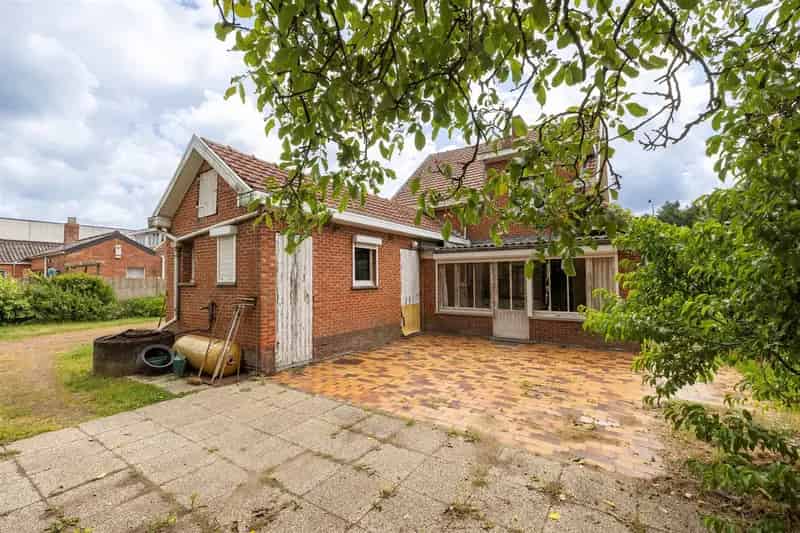 Te renoveren woning met 3 slaapkamers op ruim perceel van circa 2940 m².
