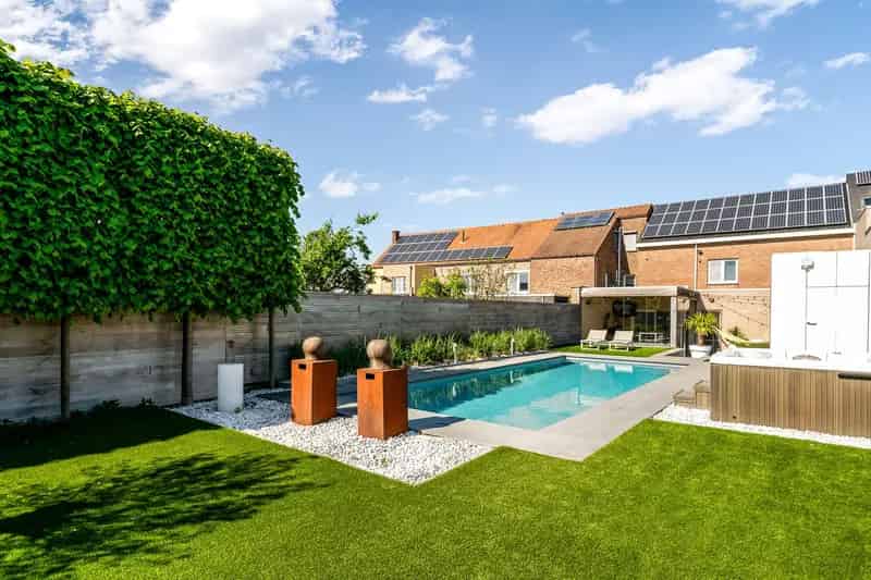Exclusieve woning met zwembad en elegante tuin