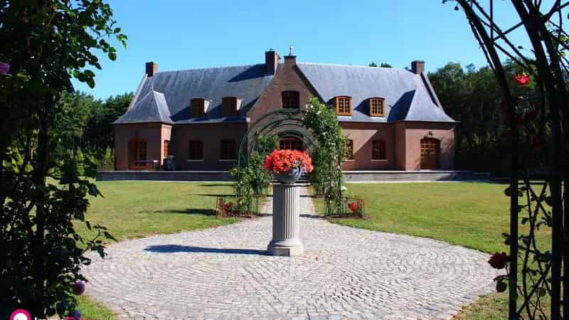 Unieke villa met bijgebouw, op ruim perceel van ca. 8.5 HA!
