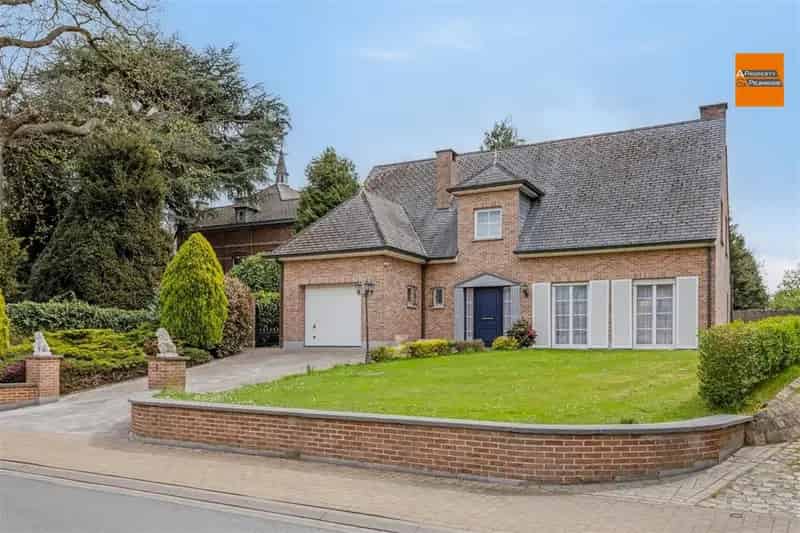 Ruime villa met 4 /5 slaapkamers op prachtige stuk grond