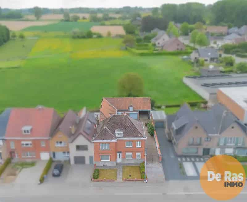 Te renoveren woning met 3 slaapkamers en bijgebouwen