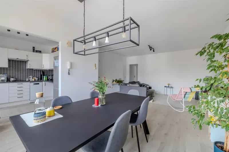 Instapklaar appartement met 2 slpks, lift en garage