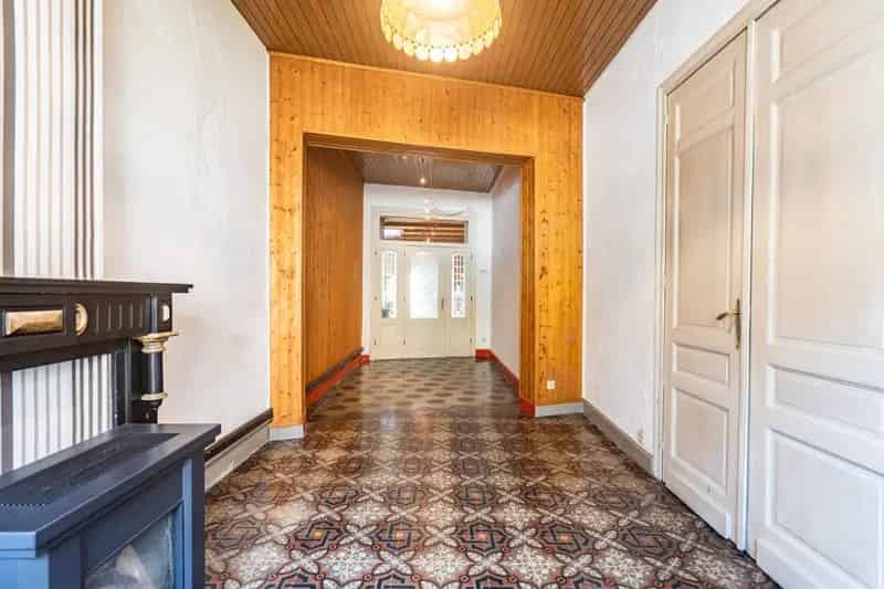 Te koop: te renoveren woning met private parkeerplaats!