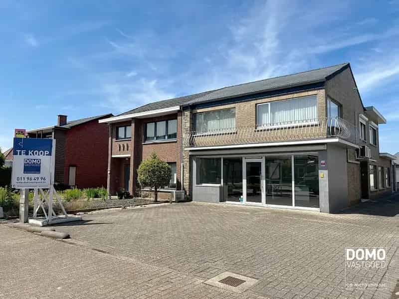 Commercieel gelegen handelspand met inclusief bovenliggend appartement te Kermt.